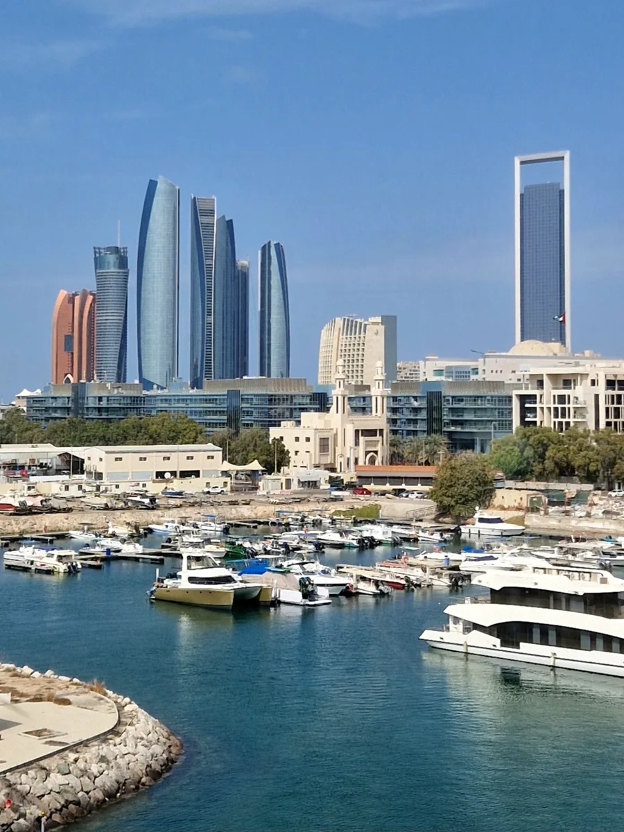 Marina in Abu Dhabi mit moderner Skyline im Hintergrund