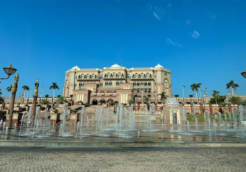 Prunkvolle Palastanlage mit Springbrunnen in Abu Dhabi