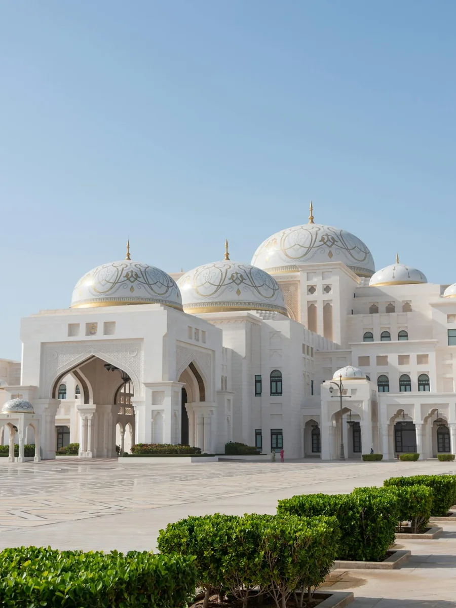 Weiße Moschee mit Kuppeln in Abu Dhabi