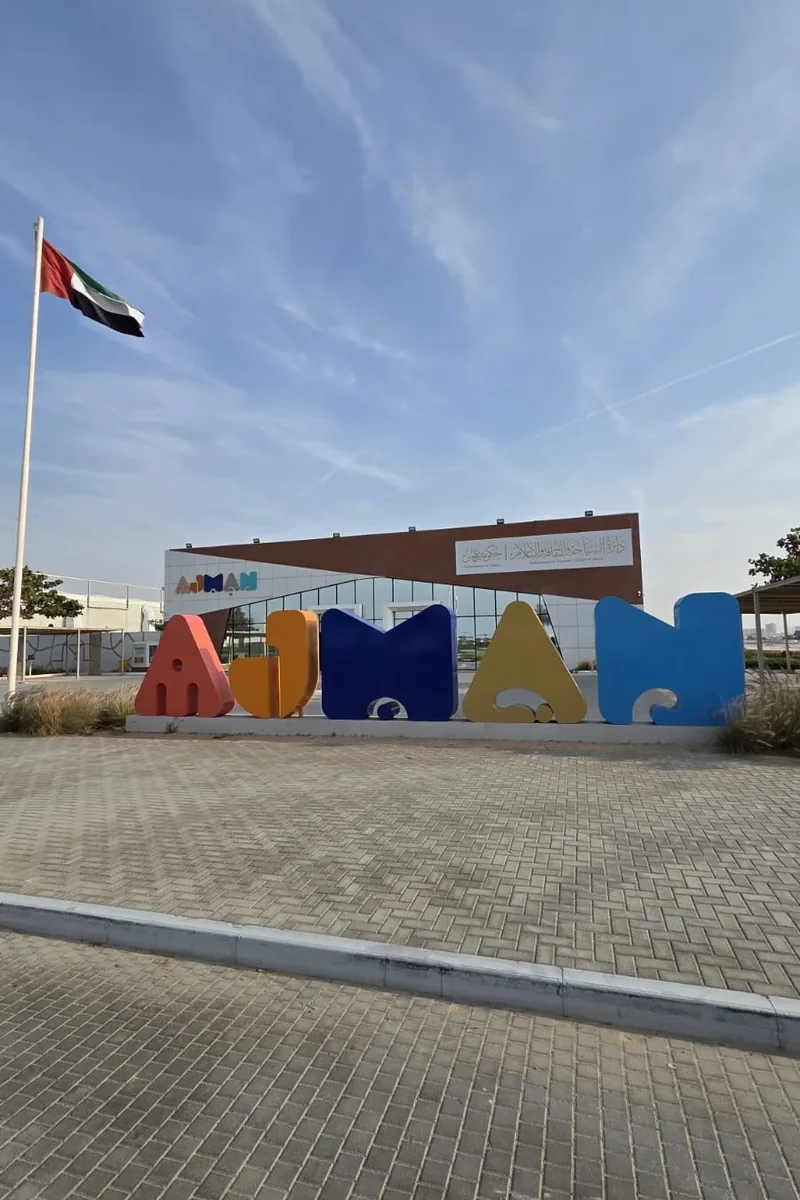 Flagge der Vereinigten Arabischen Emirate an einer Straße in Ajman