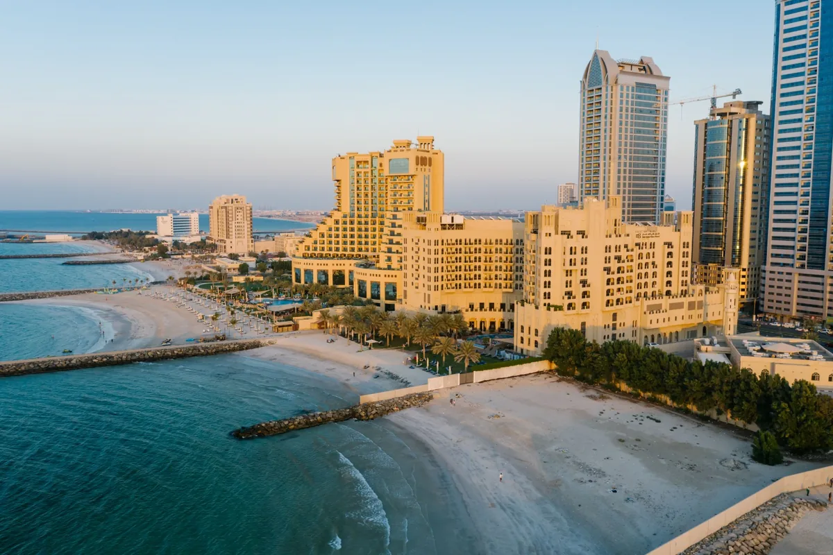 Ajman Urlaub mit Strand, Küste und moderner Resort Atmosphäre