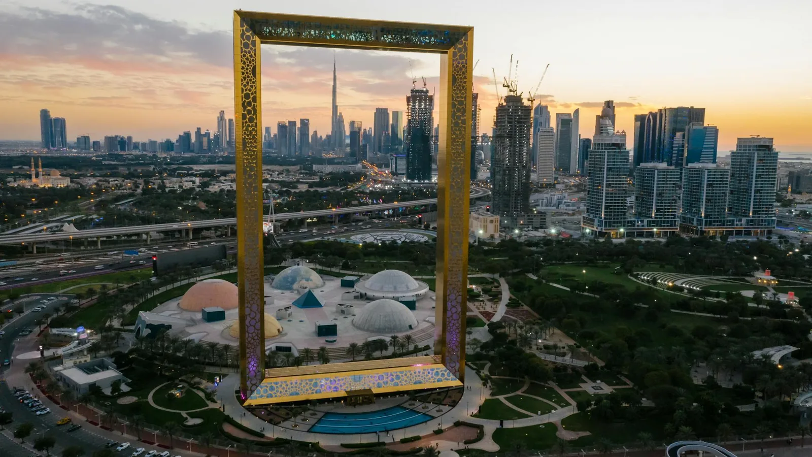 Dubai Frame mit Park und Skyline im warmen Abendlicht