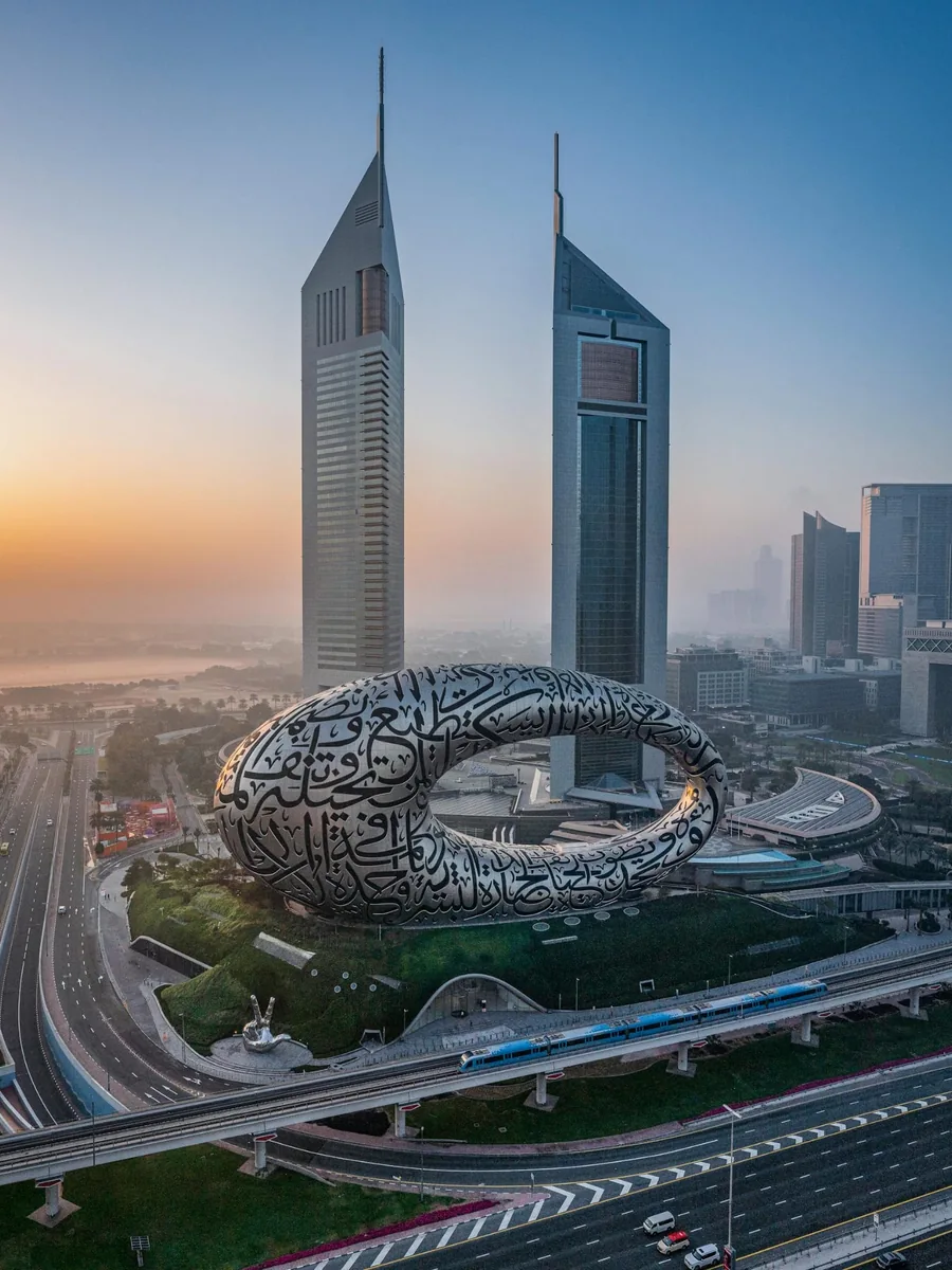 Museum der Zukunft vor der modernen Skyline von Dubai
