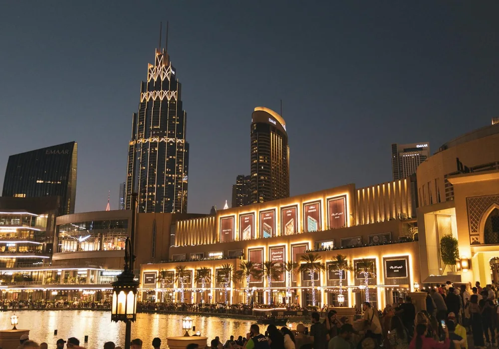 Belebte Restaurantpromenade in Dubai am Abend