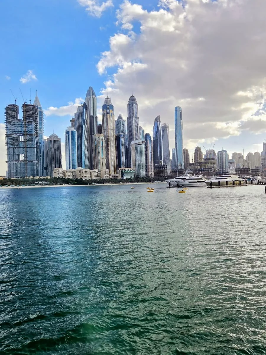 Blick vom Wasser auf die moderne Skyline von Dubai