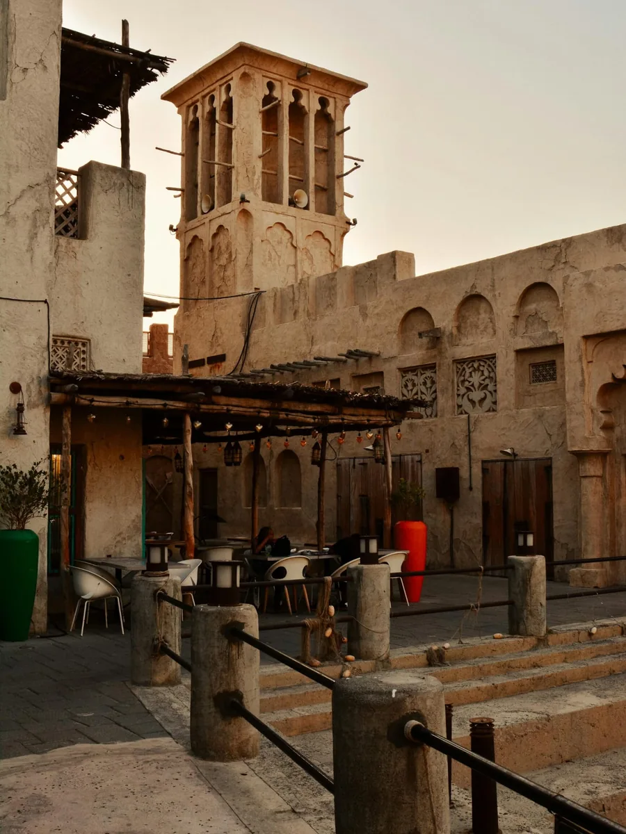 Historische Architektur mit Windturm in Old Dubai