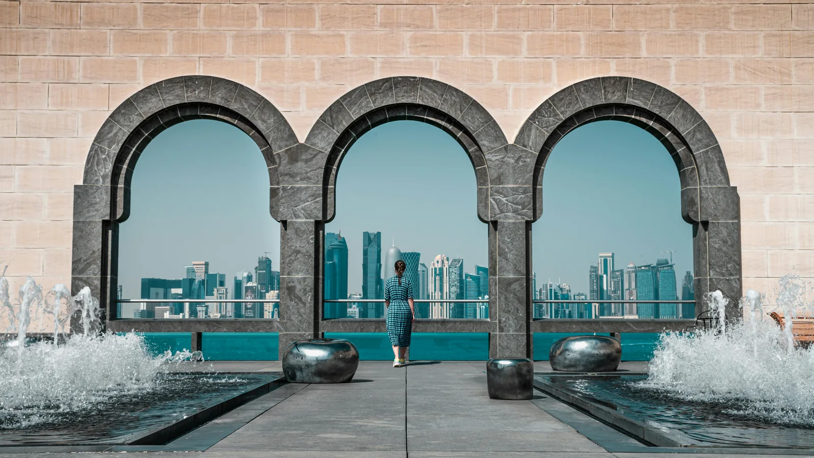 Katar Reise mit Doha Skyline und moderner Bogenarchitektur