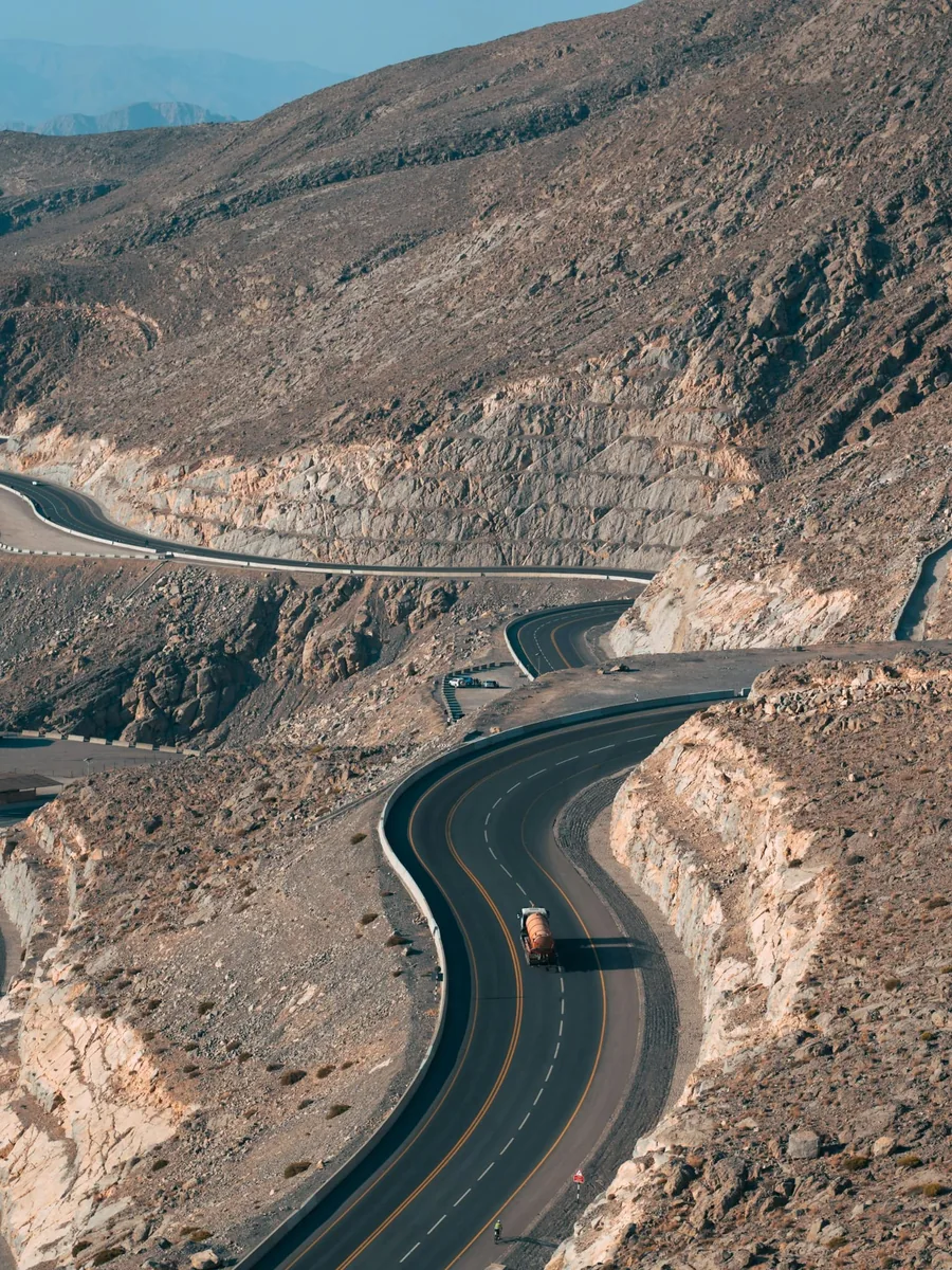 Kurvenreiche Panoramastraße durch die Berge von Ras Al Khaimah