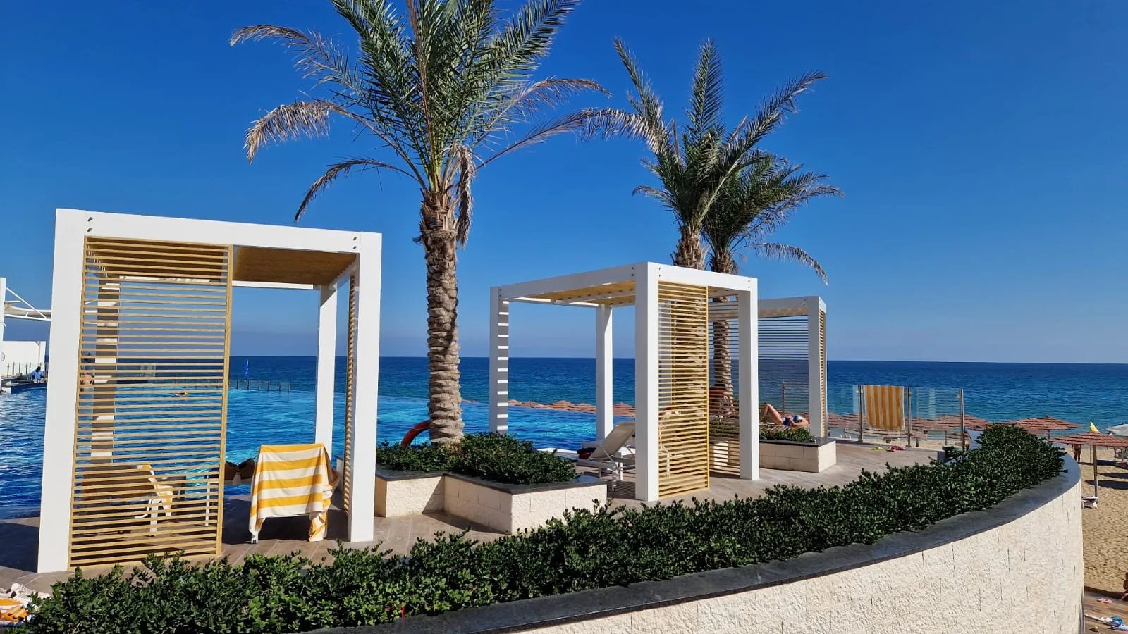 Strandresort in Ras Al Khaimah mit Palmen und Blick auf das Meer